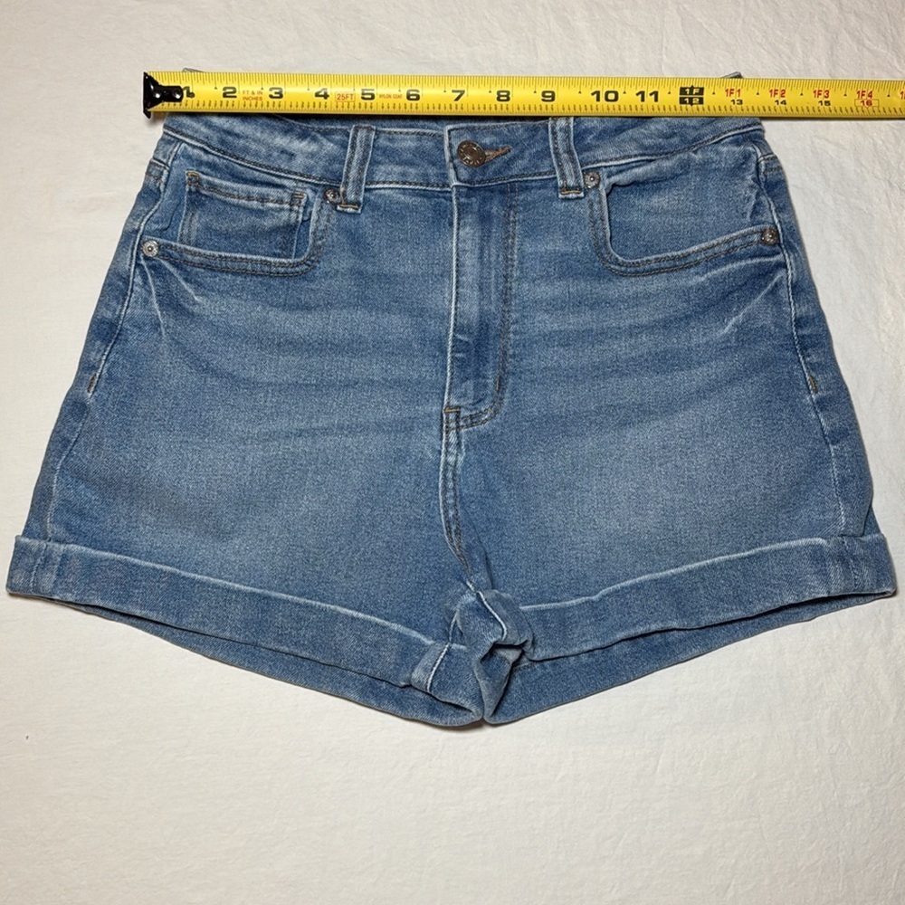 American Eagle Outfitters Women's Roll Cuff Medium Wash Mom Shorts Size 2 EUC - Picture 6 of 10